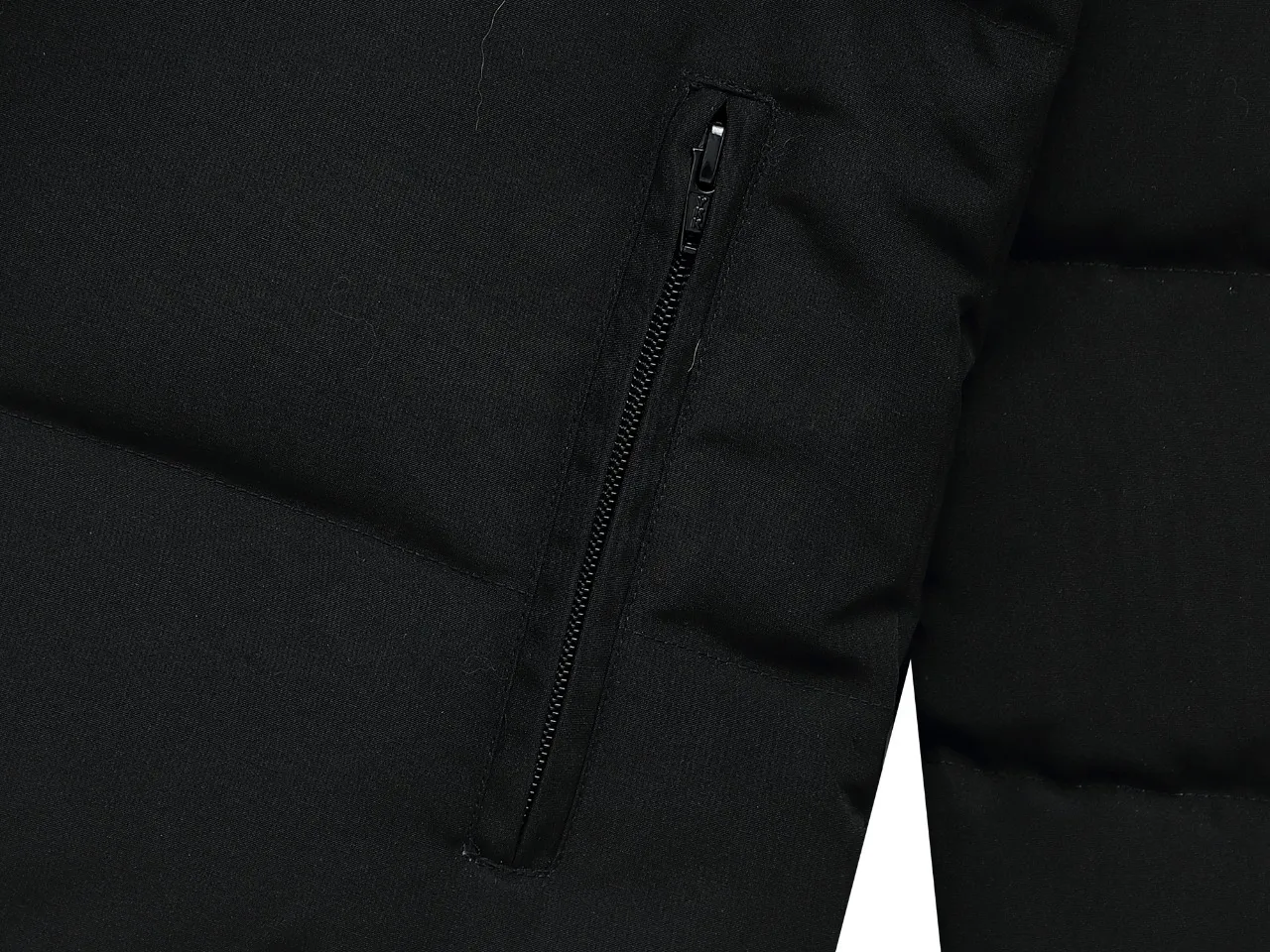 P840 Canada Goose Canada Goose #Expedition04 Parker, a treasure of Canadian origin! Limited supply worldwide! Canada Goose Model 04 is a top-notch couple model. The polar cold-proof outdoor series fur collar detachable hooded parka down jacket is the first Goose in 2024. I hope my partners will like it. Peak quality. I hope everyone can identify it together! The most popular cool items of the Big Goose family in 2024 are online. The same popular product of Yi Yang Qianxi is said to be a joint limited edition Big Goose that cannot be bought in autumn and winter. If you dislike the sameness of the Big Goose in the past, then this model will definitely give you a different experience! This year's most powerful couple's collection for autumn and winter is online, a top-notch luxurious ready-to-wear style, paired with an outdoor warm down jacket with great style and charm! The most standard and classic items of the Daye family in the past two years are equipped with unique reflective stripes for embellishment, which further shows the high-end fashion performance effect. With the embellishment of hardware buckles, it has excellent performance effect. The upper body is clean, simple and elegant, even for urban leisure. It is suitable for various occasions. Designed with large pockets, this model has a large capacity and is equipped with reflective stripes, making it safer at night. It is suitable for various adventure activities. It is made of windproof and waterproof technical materials. The interior is filled with full white duck down, which is absolutely cold-proof and warm. It also has a stand-up collar design and fine fluff at the collar, with meticulous attention to detail! The charm of this model is also more spiritual, and the upper body has more temperament and specifications. It perfectly shows the ultra-high standard of fashionable performance of this model, integrating outdoor and life, and you can even create high-street wear! The most pinnacle limited-edition goose that we have presented so far, both in terms of design and detailed materials, it is completely outstanding. The grand and evergreen version design is matched with cool reflective elements. The overall appearance can be said to be quite high, and it has that kind of powerful outdoor performance! It combines high-end casual attributes with high-street style. It is high-grade, domineering, warm, and beautiful. The visibility of the upper body is quite strong, and the configuration of the owl element is highly brand-recognizable. The overall brand performance and visual effects are fully enhanced, and it also has the high-end sense of fashion and fashionable performance. It is a must-buy product because this is the most awesome down brand on the earth and one of Canada's three national treasure brands. It is also a very sentimental down luxury brand. In the field of polar cold-proof clothing, goose has made an irreplaceable contribution.. SIZE: XS S M L XL XXL Color: black, off-white, red, navy blue, gray